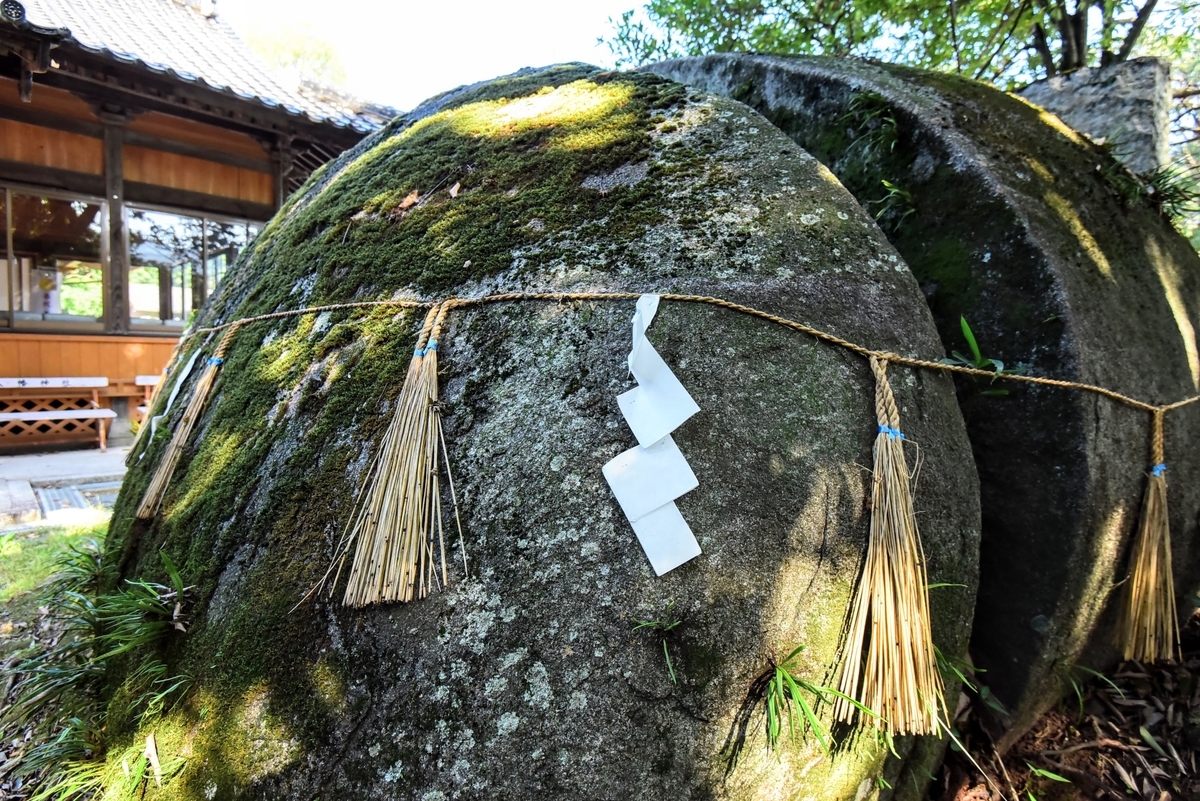 溶岩がわれてできた「鈴石（すずいわ）」 福岡県北九州市小倉南区中貫