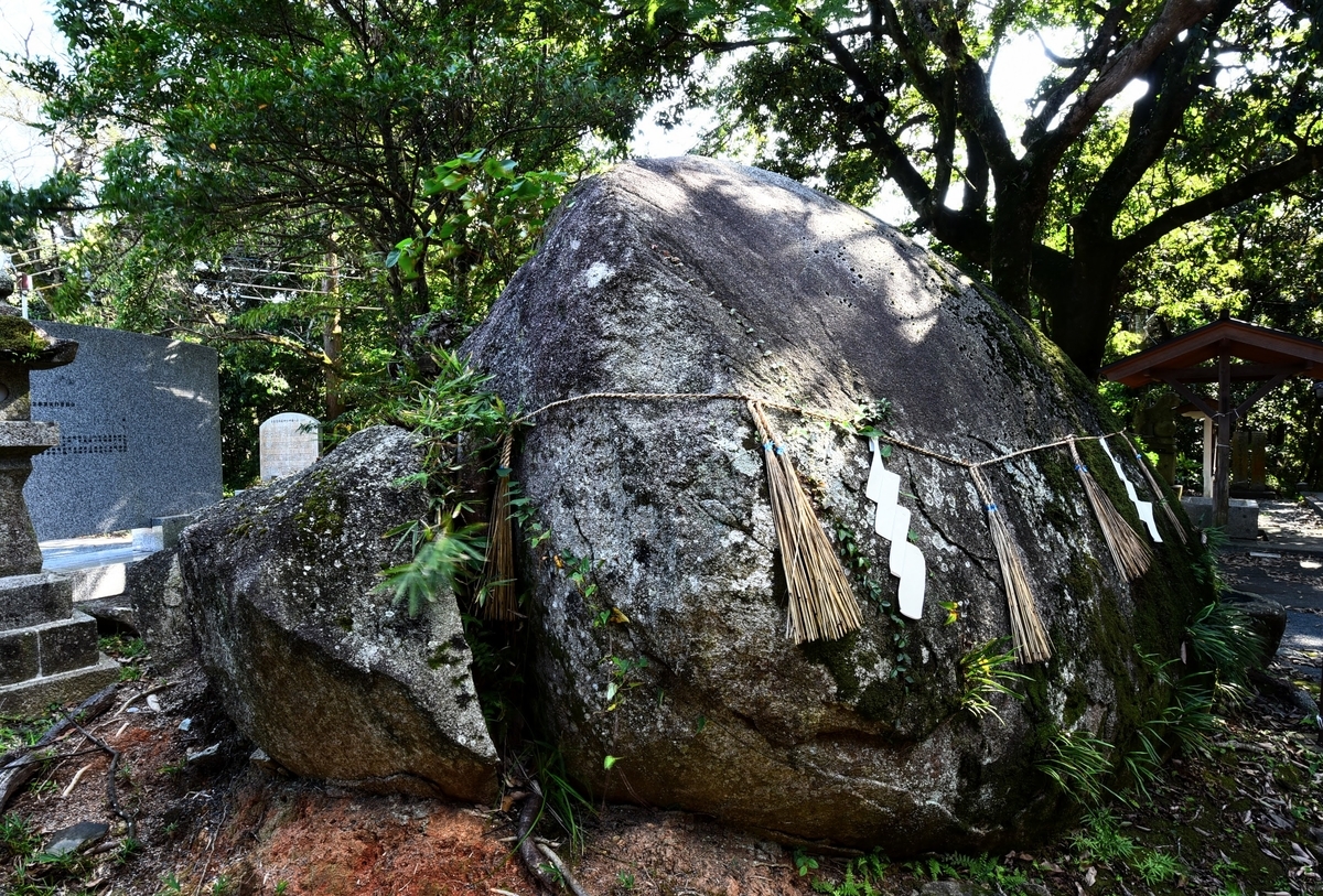 鈴石　鳴石 溶岩がわれてできた「鈴石（すずいわ）」 福岡県北九州市小倉南区中貫