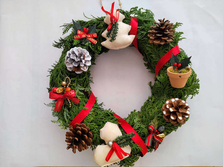 家にあるもので作った、材料費0円のクリスマスリース。 - ムリせず