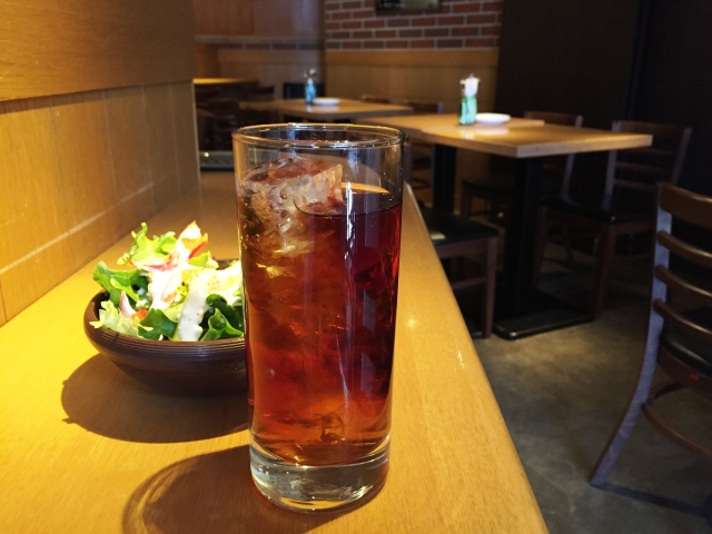 カウンターにある烏龍茶