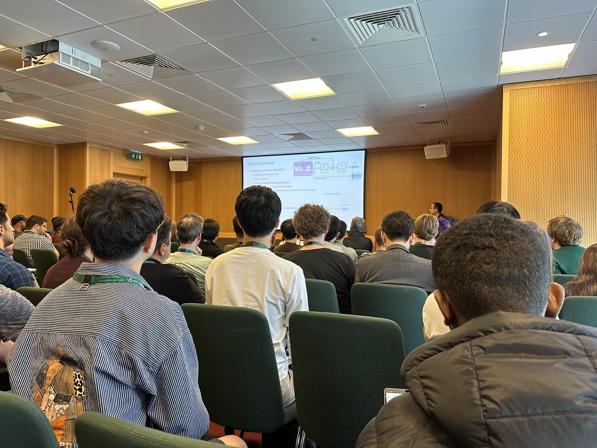 口頭発表会場の例（写真は比較的小さな会場）