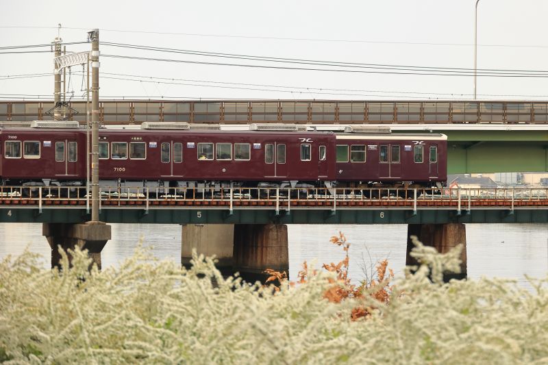 阪急神戸線の7000Fと8000FのHマーク離合を撮影～神崎川付近にて_26/03
