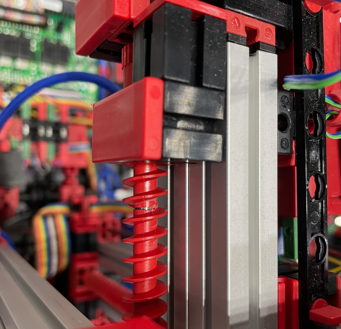 ミニチュア工場 スマートファクトリへの道 -工場長の大塚さん - - 赤帽