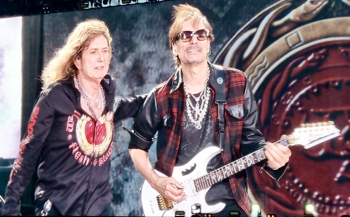 スティーブ・ヴァイが Whitesnake のステージで 
