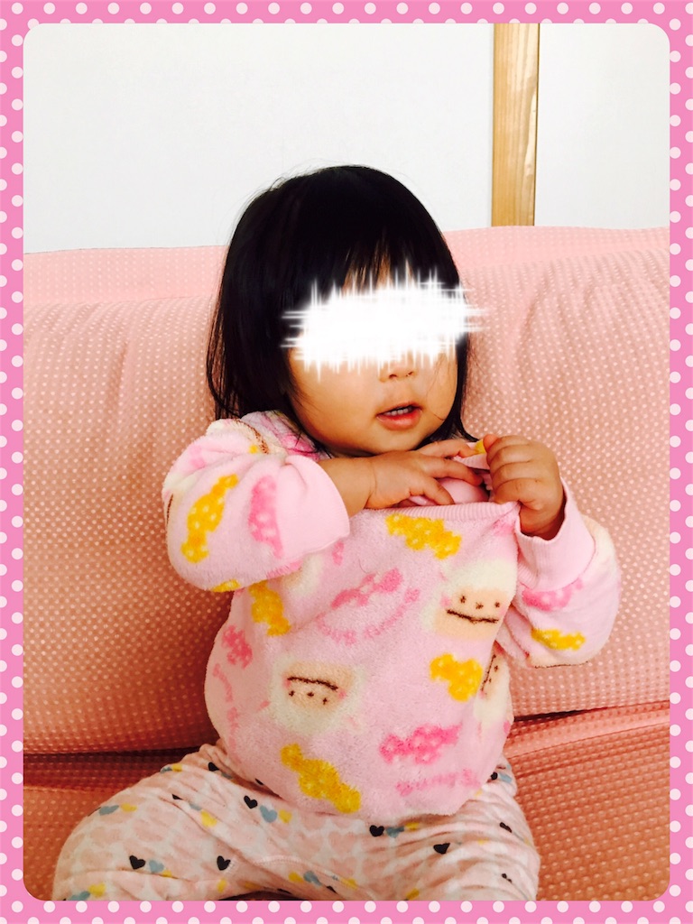 服の中におもちゃを入れて遊ぶ 1歳7ヶ月 子育て日記 りぼんの宝箱