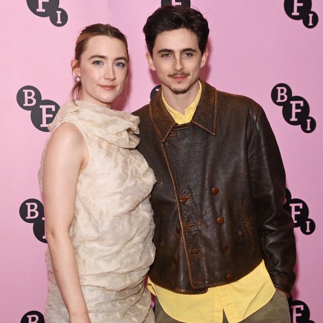 ティモシー・シャラメ、シアーシャ・ローナンに熱烈ハグ - オタクの迷宮