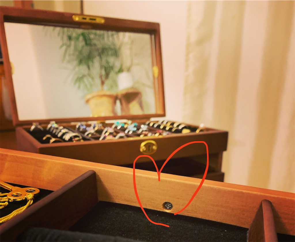 金色の鍵がついた、木製の宝石箱を迎える。 - リエコの手帳