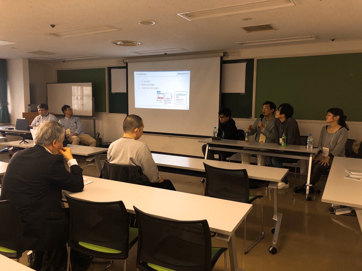 f:id:rikiha:20191224094524j:plain 写真:NVDA相談会の会場の様子。着席する参加者と、登壇者、スクリーン。