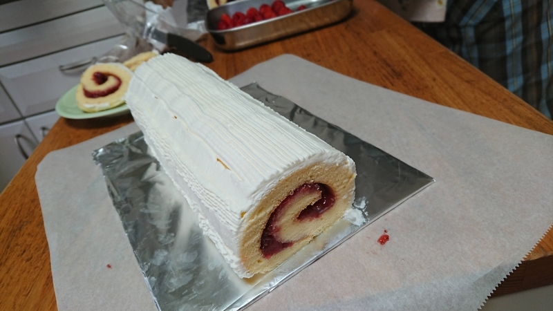 いちごジャムのロールケーキとアマノフーズのお汁粉 お菓子とネコ たまに着物
