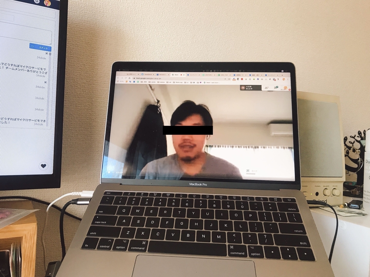 f:id:rikipedia-5r:20200424153736j:plain 写真:ビデオ通話で発表に対してマネージャーがFBしている様子 顔が黒線で隠れている