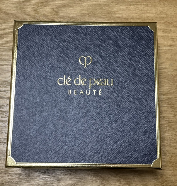 クレ・ド・ポーボーテから、ラディアンスギフトが届きました（ブルー