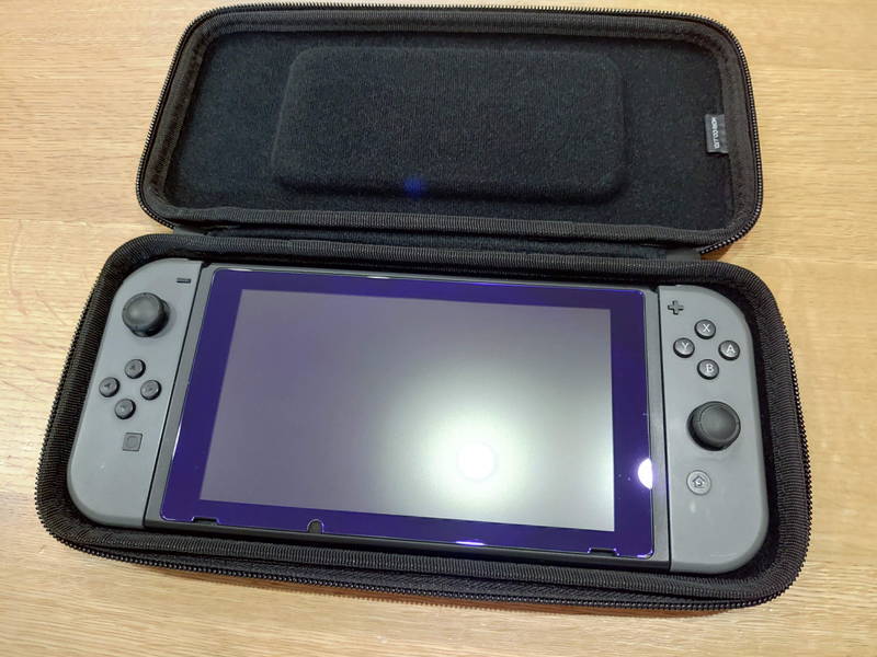 任天堂 Switch本体 （画面ヒビあり） 画面にヒビ割れ線が発生し画面が黒い滲みが発生！液晶パネルの