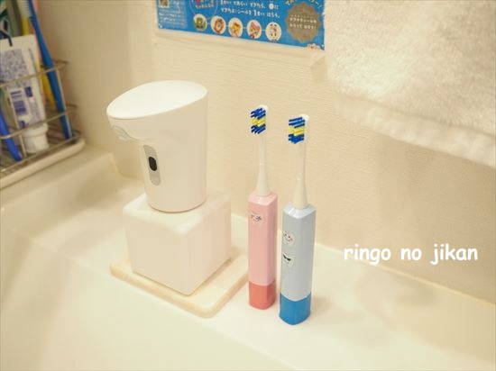 子ども用電動歯ブラシにピッタリなマーナの歯ブラシホルダー 浮かせて収納します りんごの時間