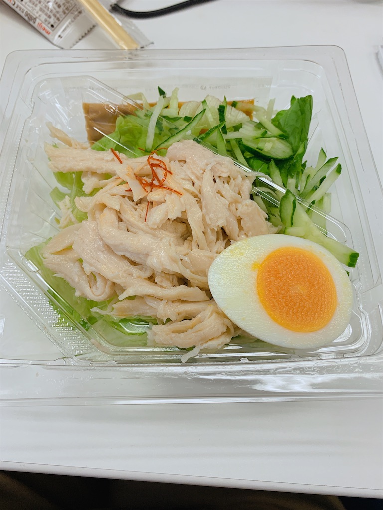 セブンイレブンで売られている蒸し鶏とたまごのバンバンジーサラダ りんごののほほんブログ