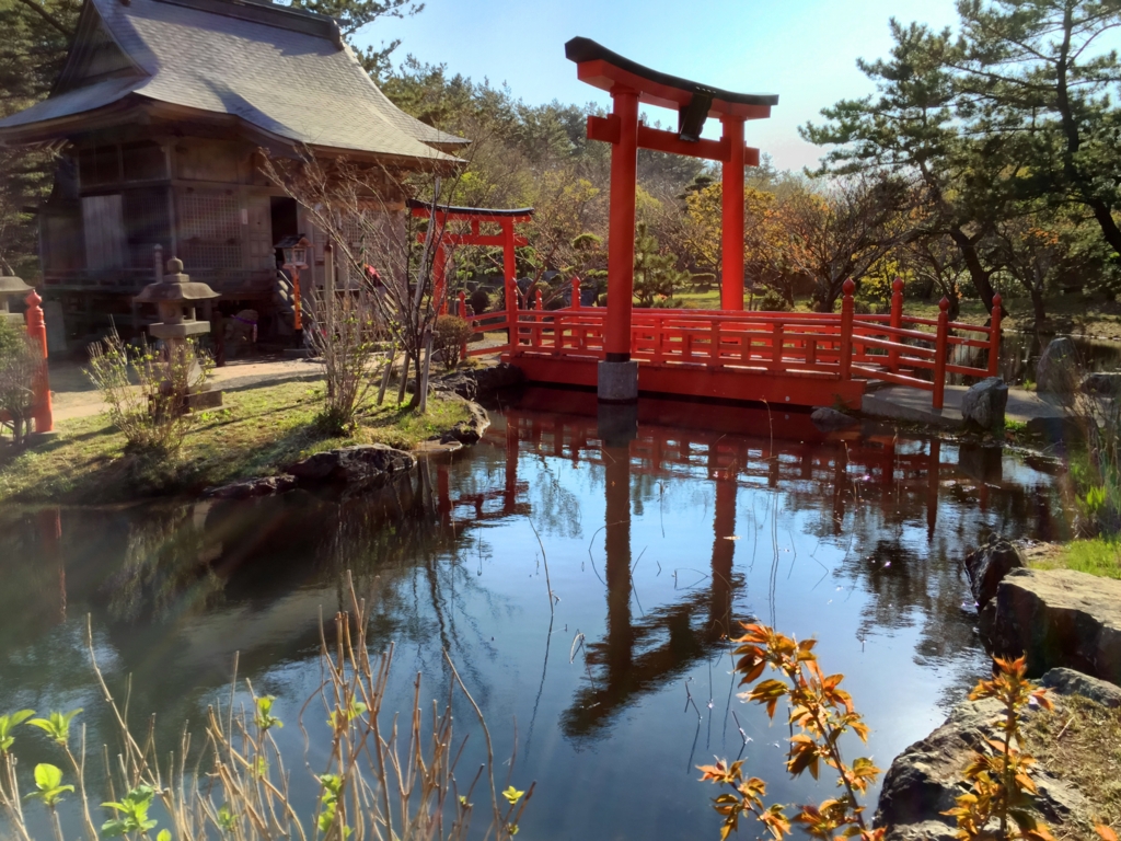 【高山稲荷神社】水面鏡 【高山稲荷神社】水面鏡