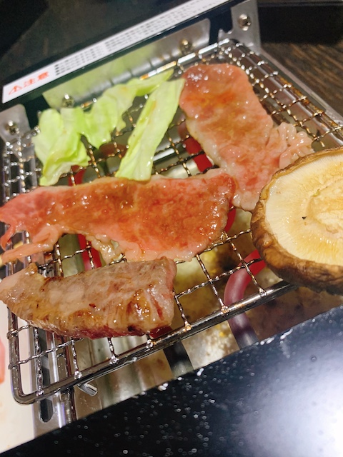 網で焼くお肉
