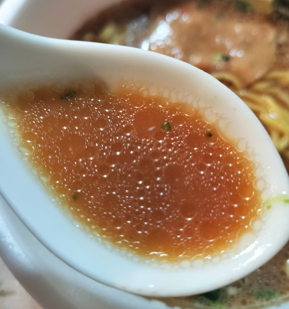 レンゲにすくったスープの写真