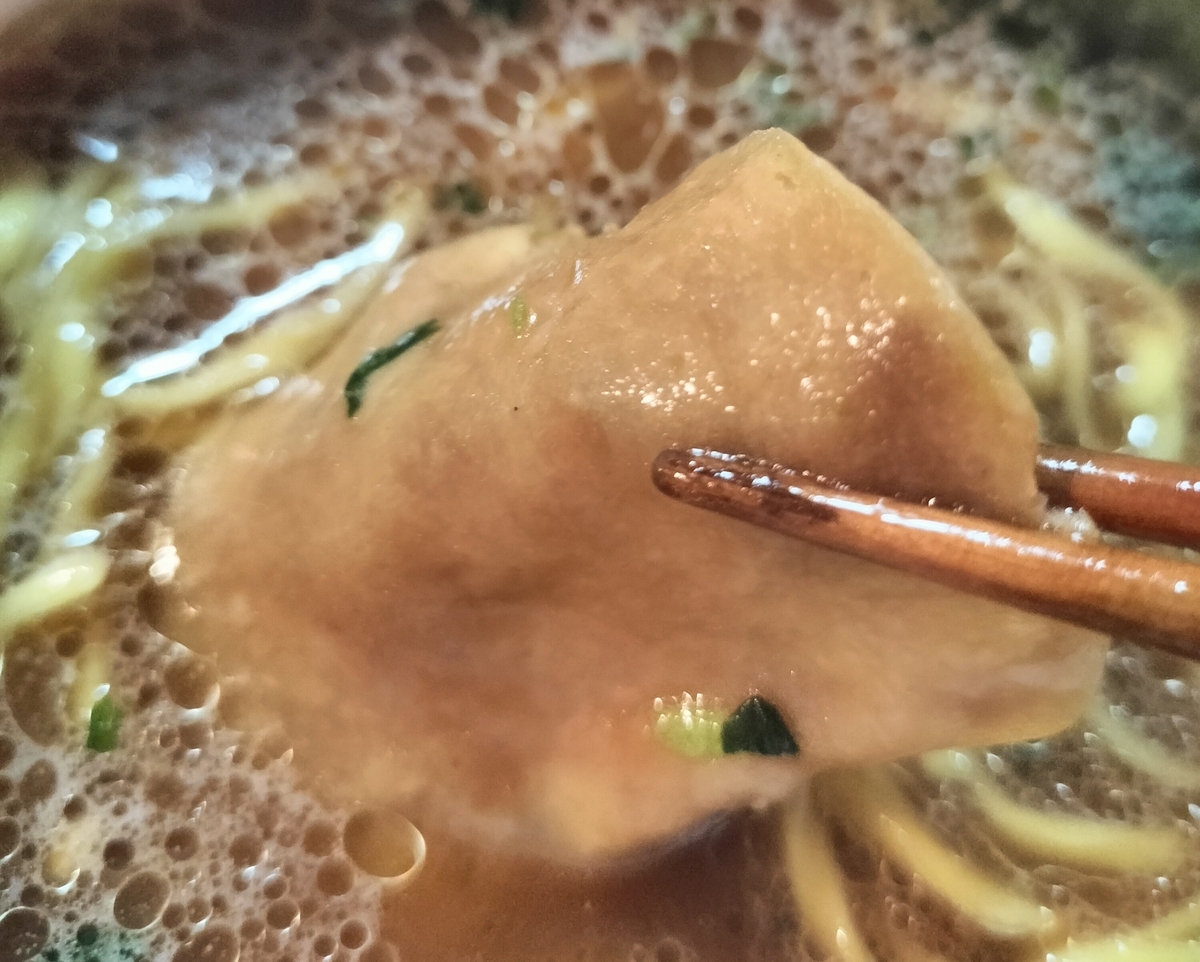 箸で持ち上げた焼豚の写真