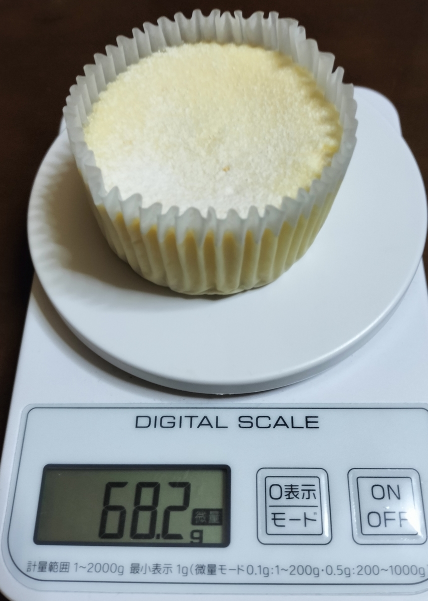 デジタルスケールにのせたとろ生食感チーズケーキの写真