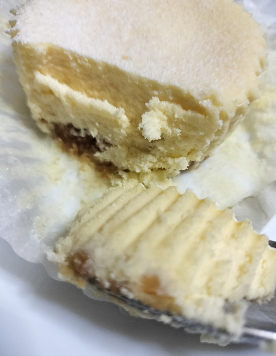 スプーンにすくったとろ生食感チーズケーキの写真