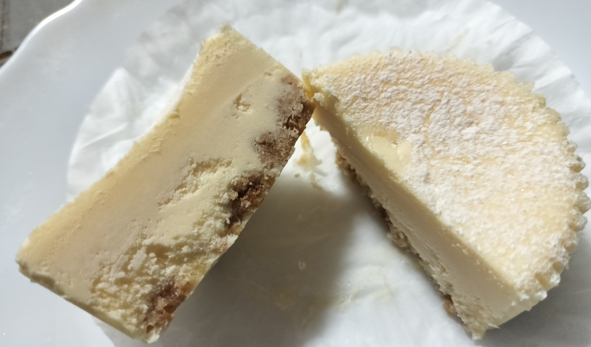 半分に切った冷凍したとろ生食感チーズケーキの写真
