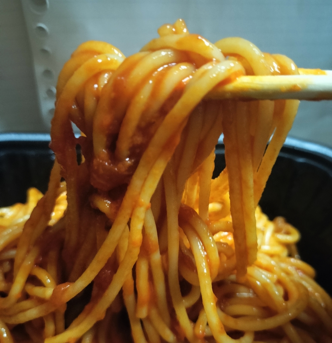 ７プレミアムナポリタンスパゲッティの麺を持ち上げた写真