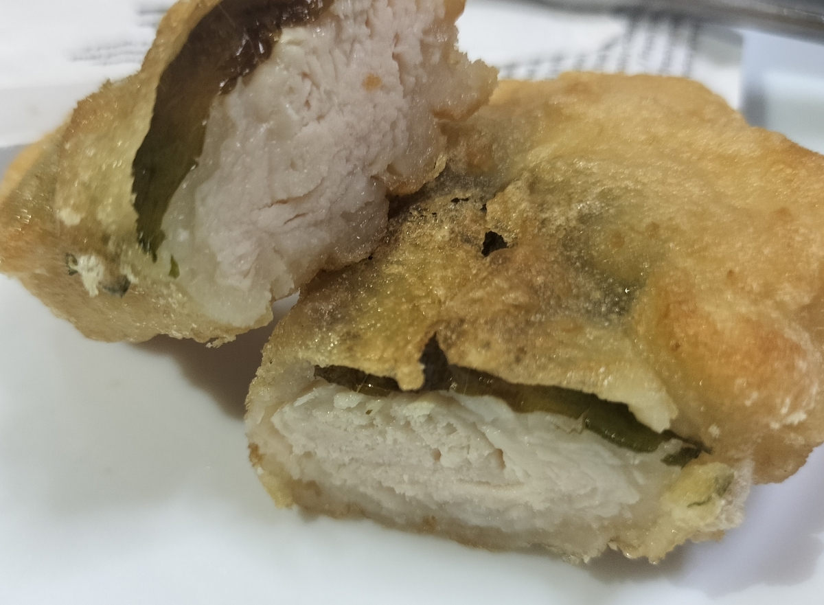 ささみ揚げ（梅しそ）を半分に切った断面が見える写真
