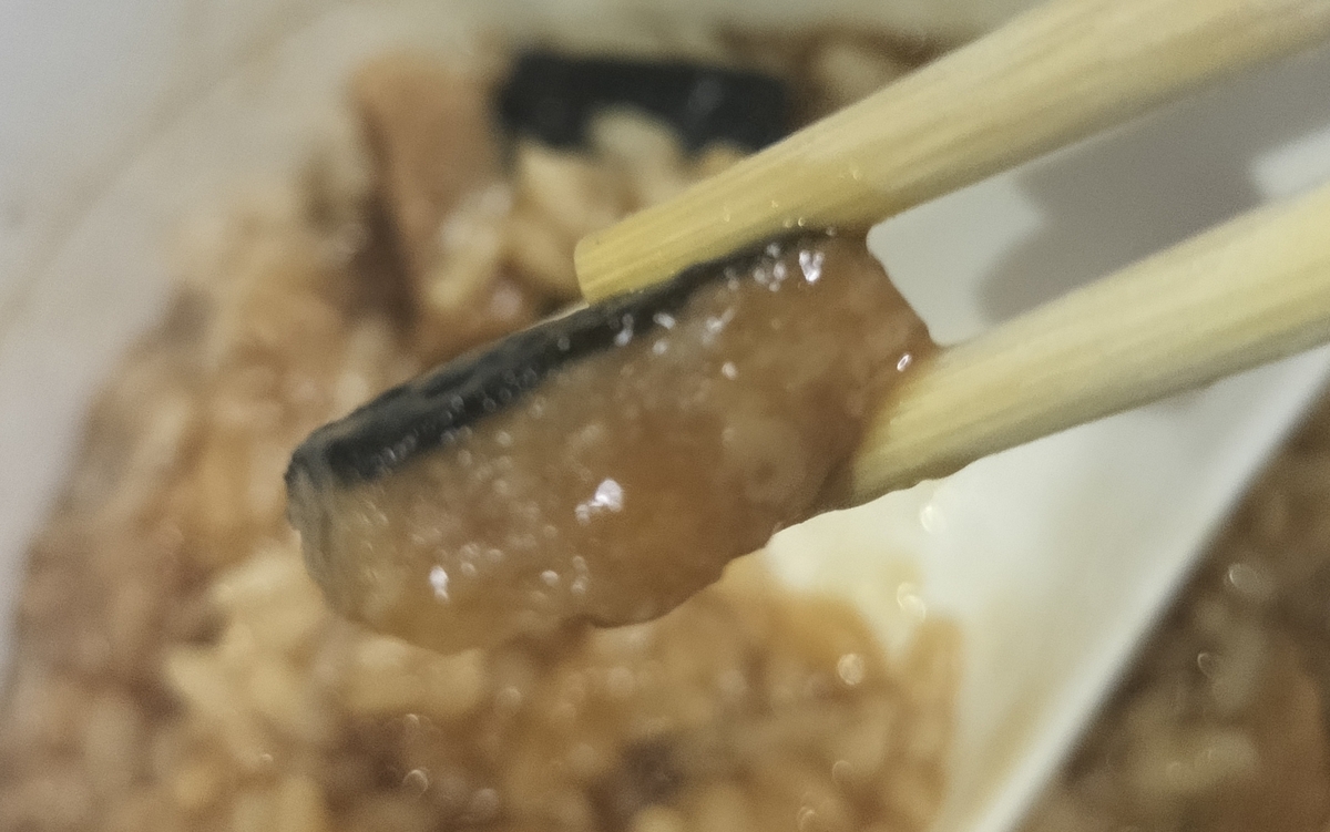 箸で持ち上げた謎うなぎの写真