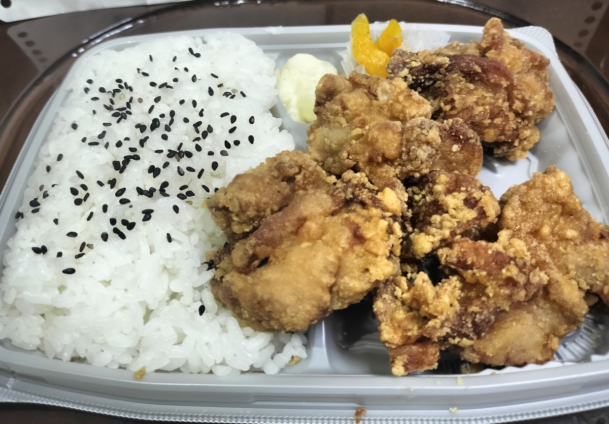 セブンの若鶏のジューシー唐揚げ弁当を実食レビュー。普通ながら唐揚げ