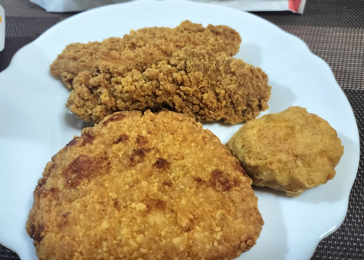 チキチキン、チキンマックナゲット、シャカチキが写る写真