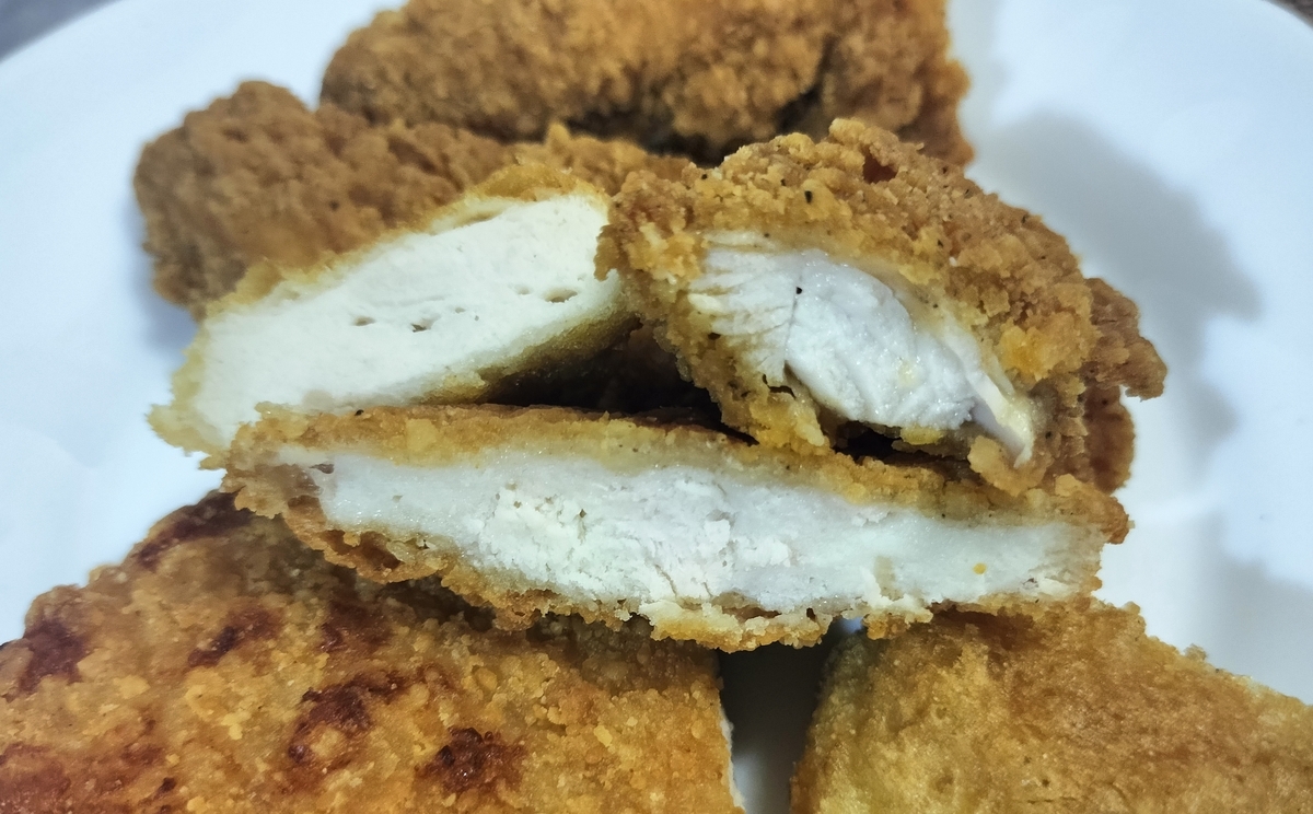 チキチキン、チキンマックナゲット、シャカチキの断面が写る写真