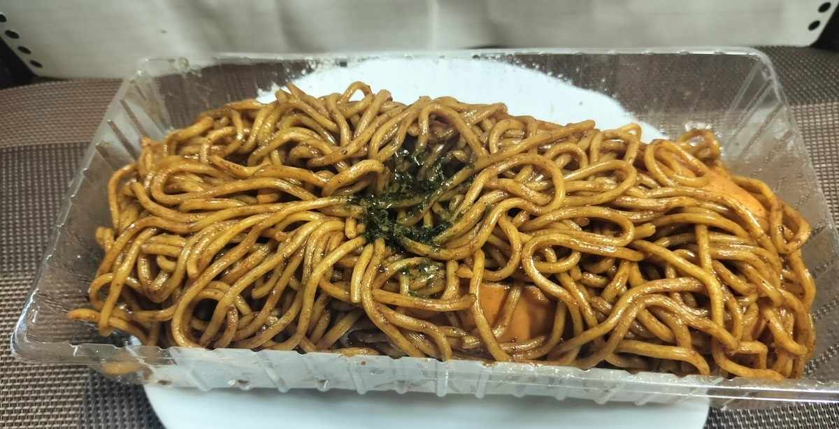 ローソンのメガ焼きそばパンを実食レビュー。食べにくく飽きます