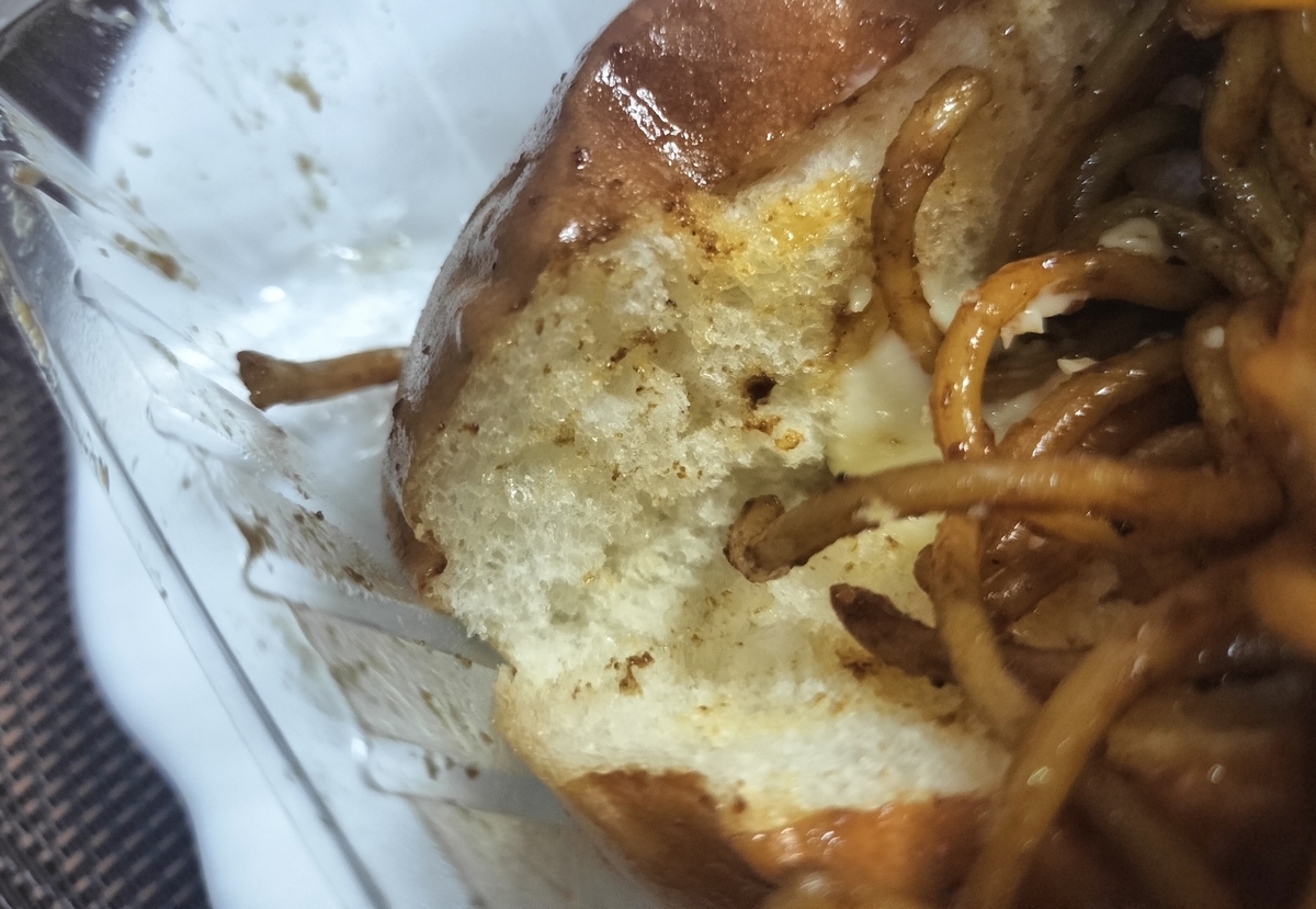 ローソンのメガ焼きそばパンを実食レビュー。食べにくく飽きます
