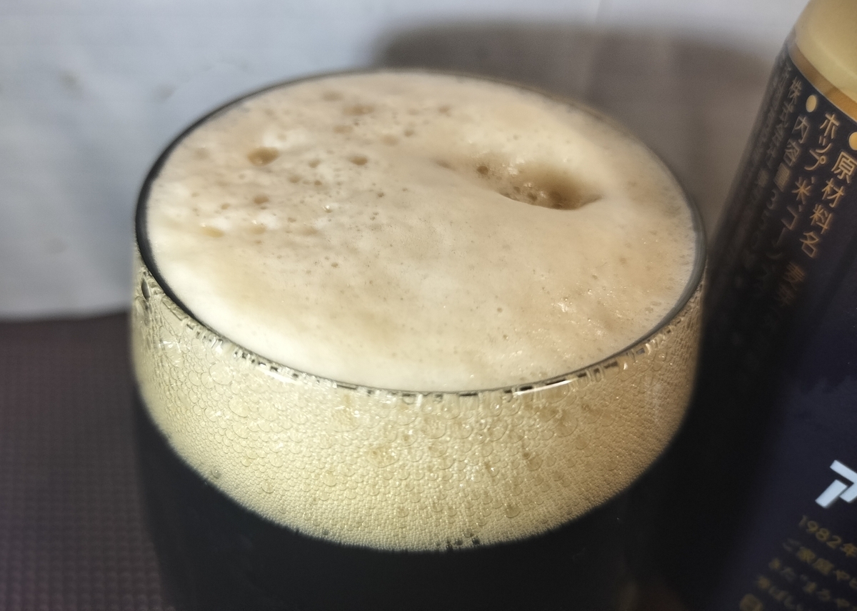 アサヒ生ビール黒生をコップに注いだ写真