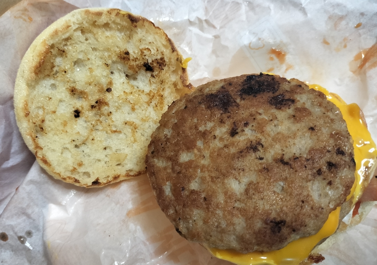 マクドナルドのメガマフィンの中身が見える実物写真