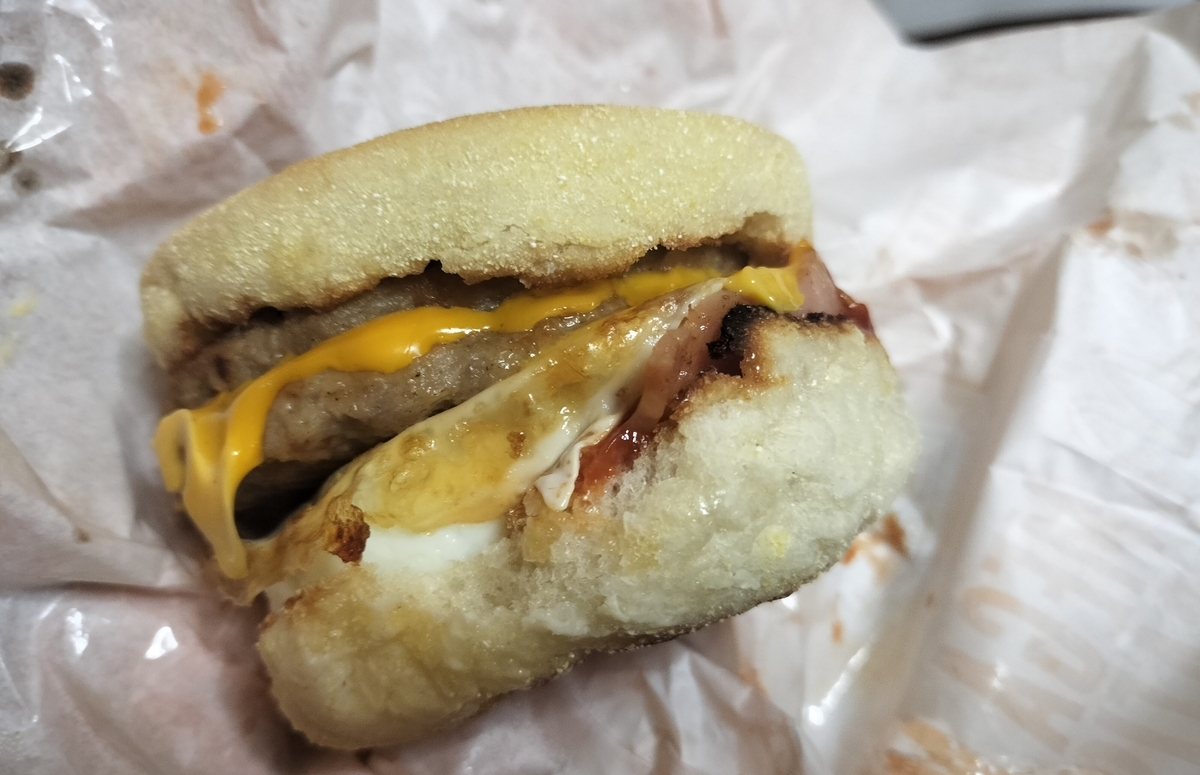 マクドナルドのメガマフィンの実物写真
