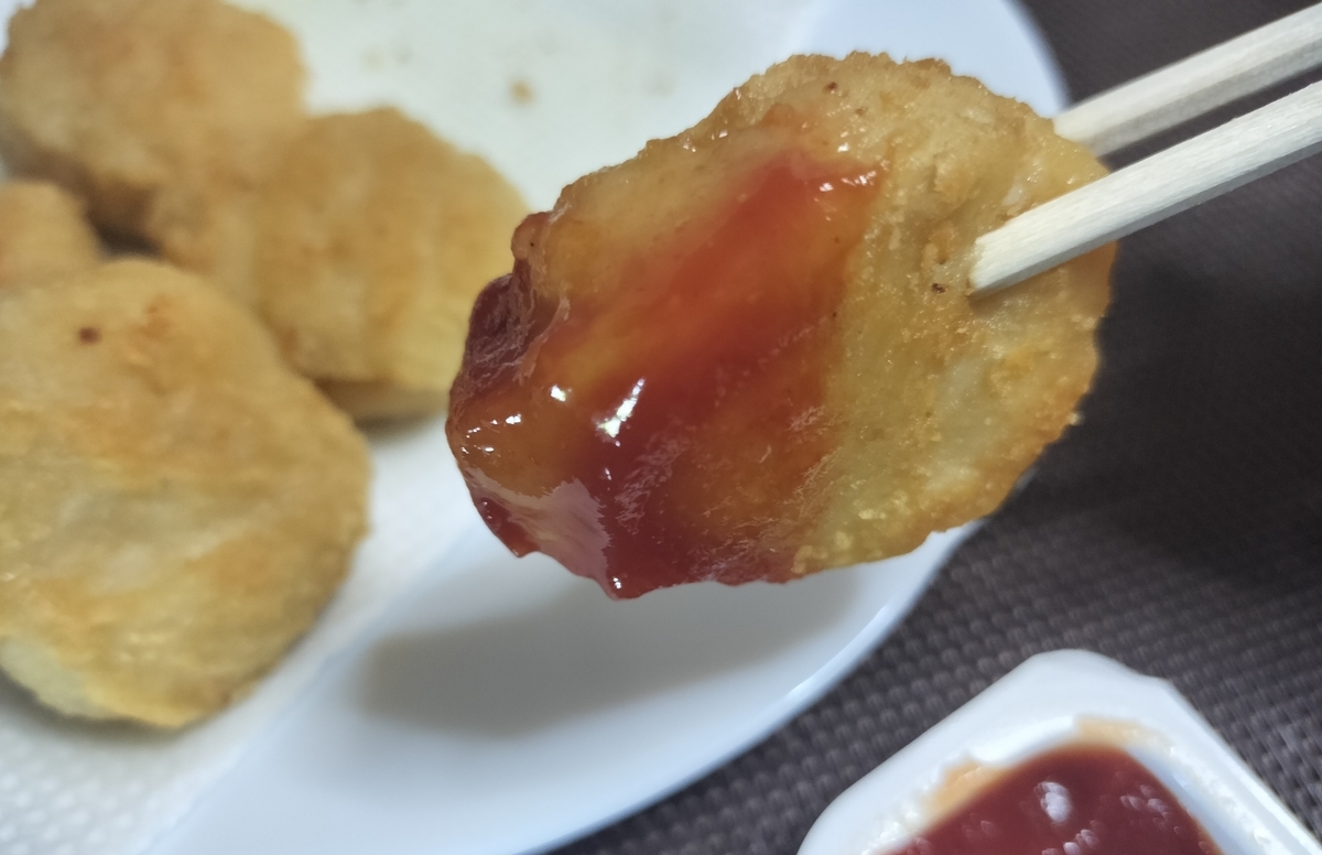 seara 冷凍チキンナゲットにケチャップを付けている写真