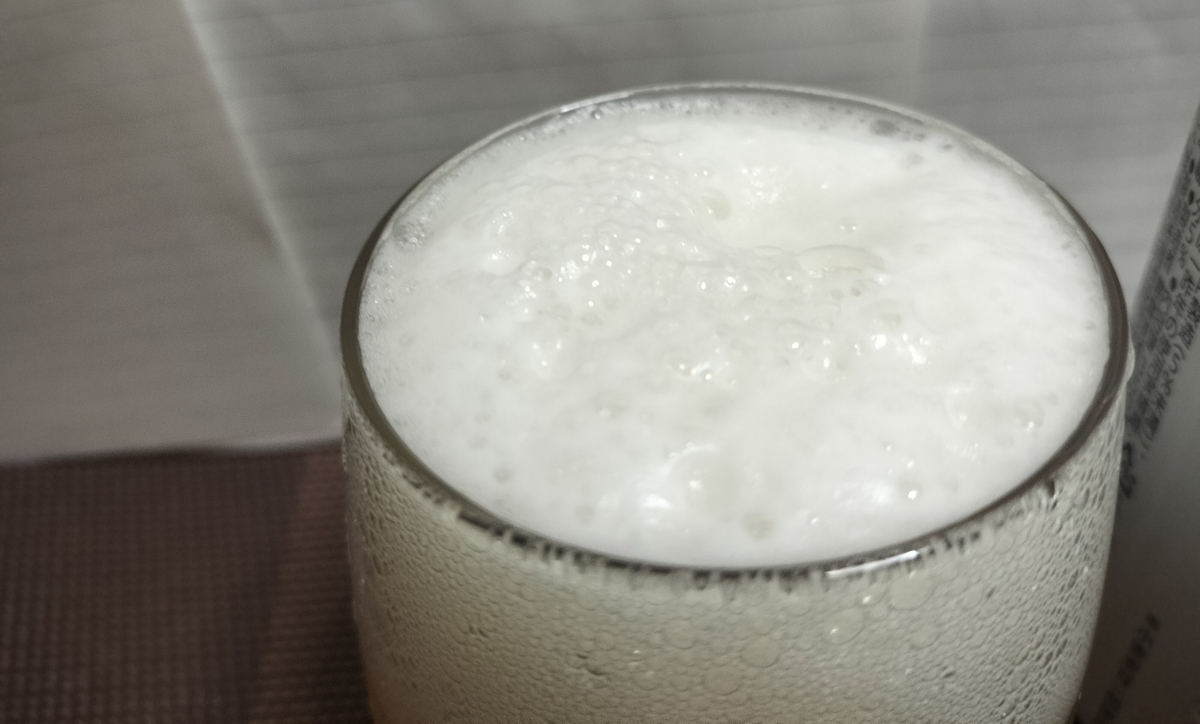 キリン一番搾り ホワイトビールをコップに注いだ実物写真