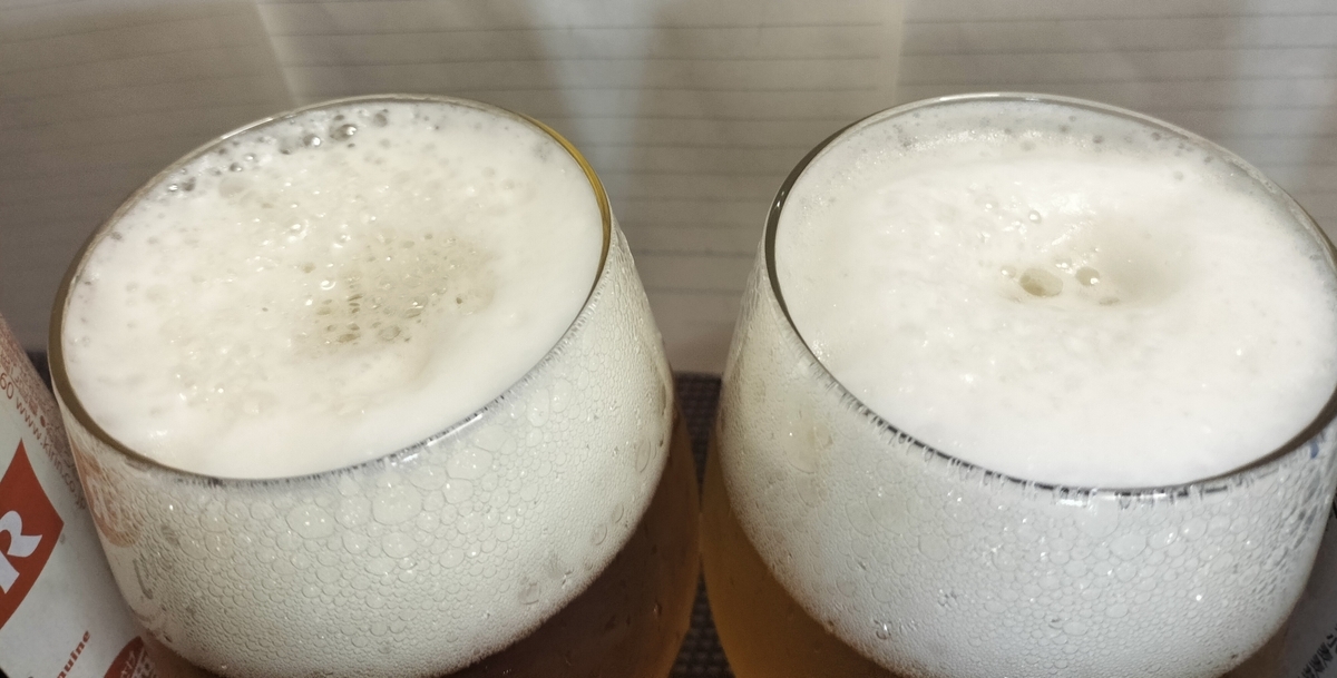 キリン一番搾り ホワイトビールと通常の一番搾りをコップに注いだ比較写真