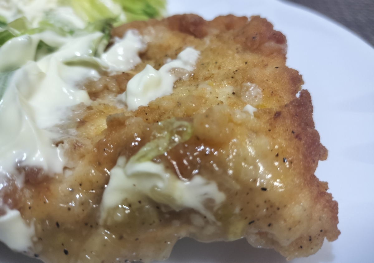 ねぎ塩レモンチキンフィレバーガーのチキン部分の写真