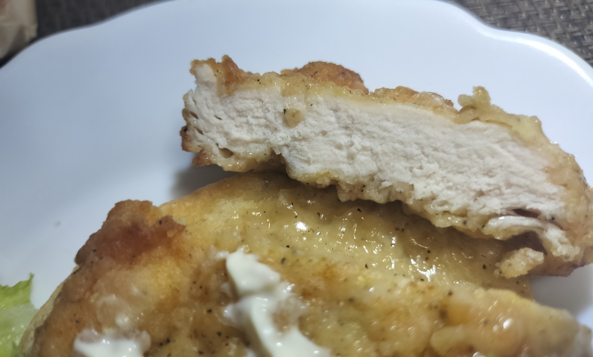 ねぎ塩レモンチキンフィレバーガーのチキンの写真