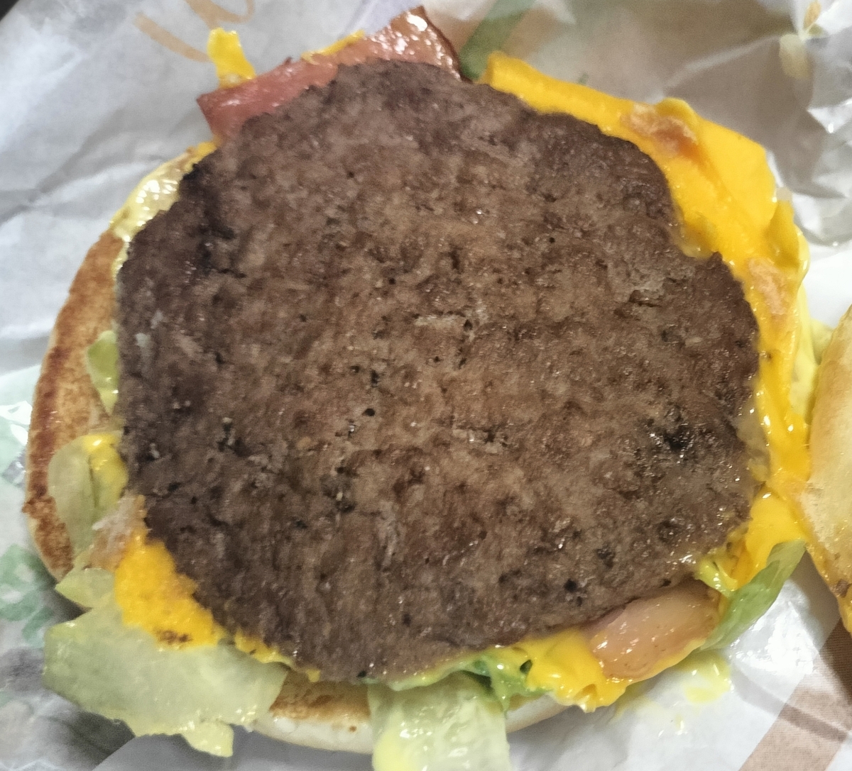 今更ながらベーコンレタスバーガーを実食レビュー。レタスが生き生きし