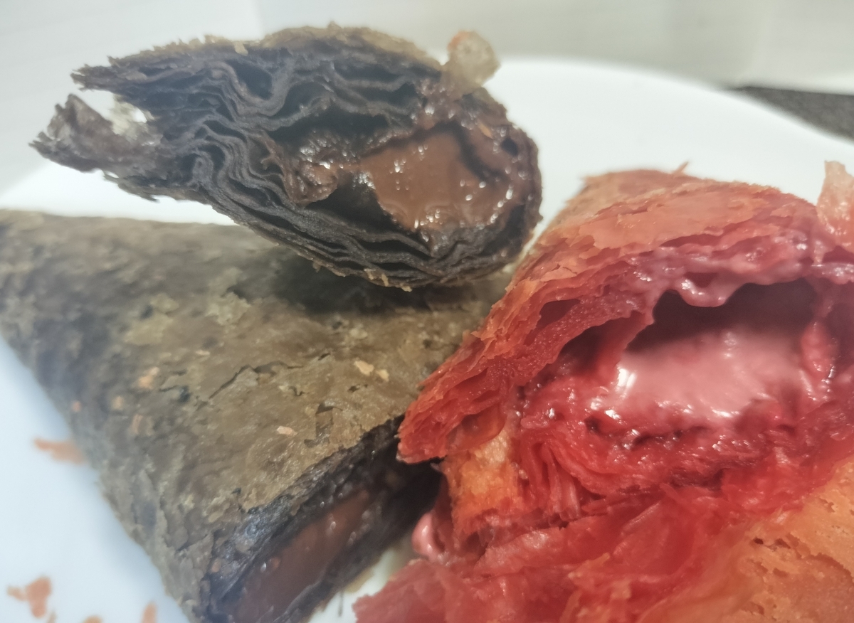 三角チョコパイ いちごミルク味と三角チョコパイ 黒がうつる実物写真