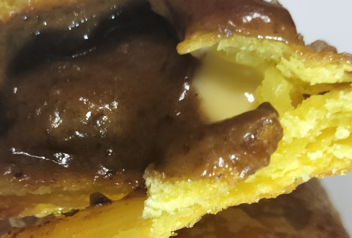 とろ～り3種のチーズのビーフシチューパイの中身が見える実物写真