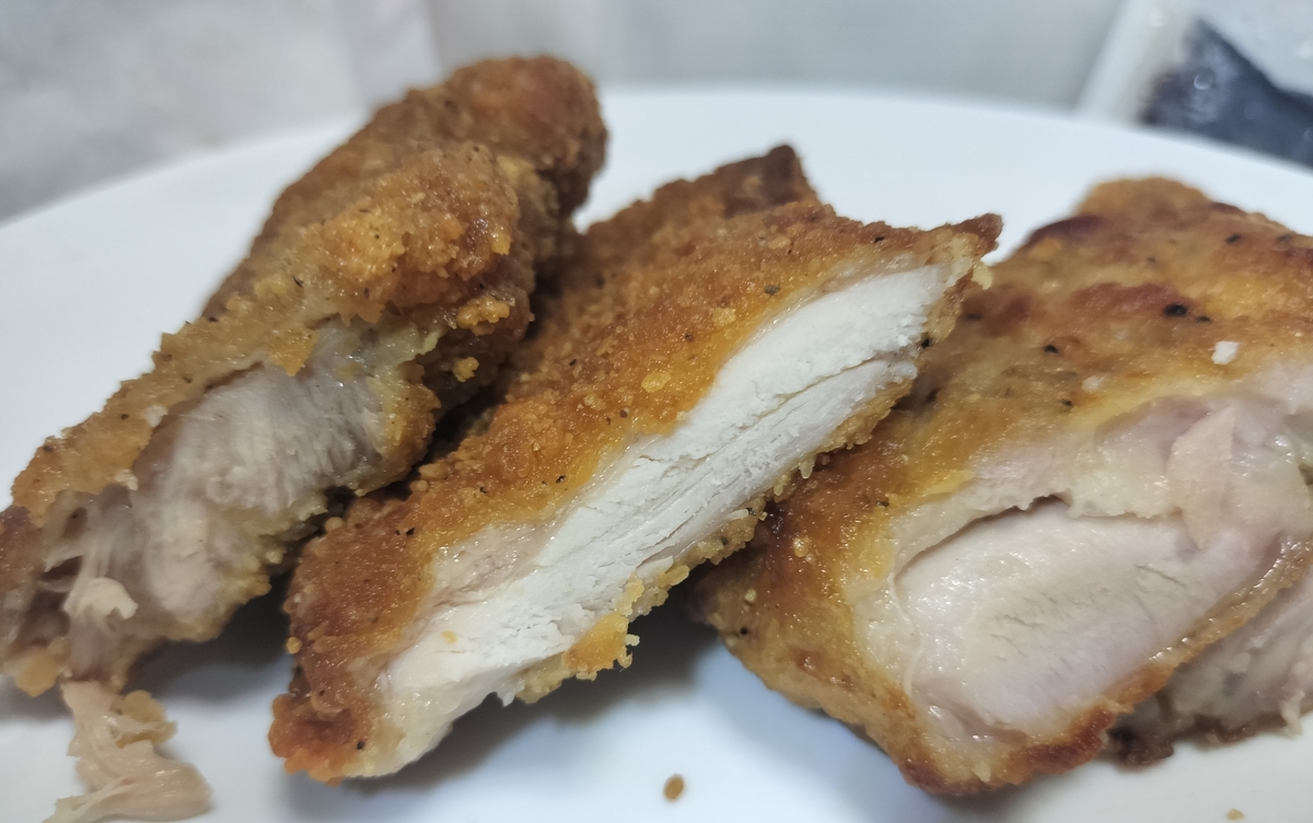 コンビニ大手3社の主要チキンの断面が見える比較写真