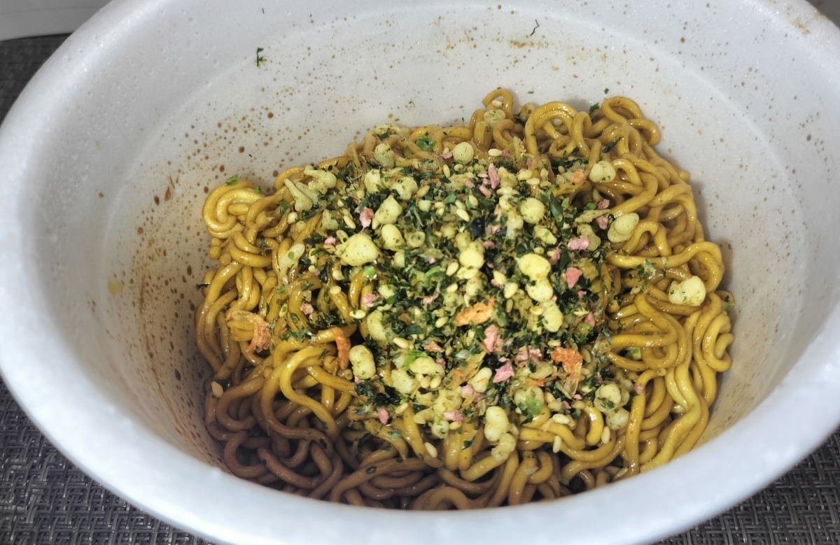麺のスナオシのカップやきそばの調理後の実物写真