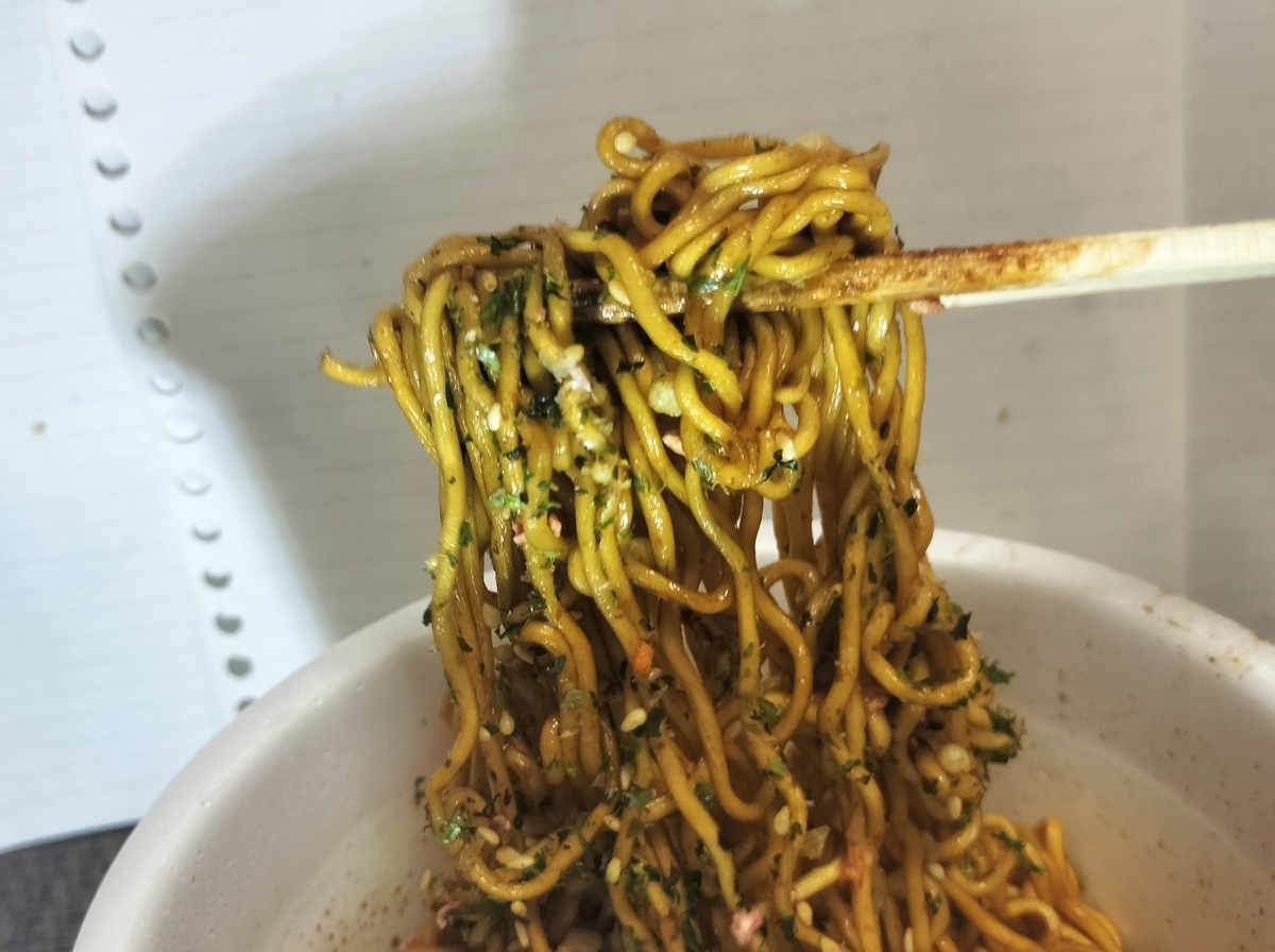 麺のスナオシのカップやきそばの麺を箸で持ち上げている実物写真