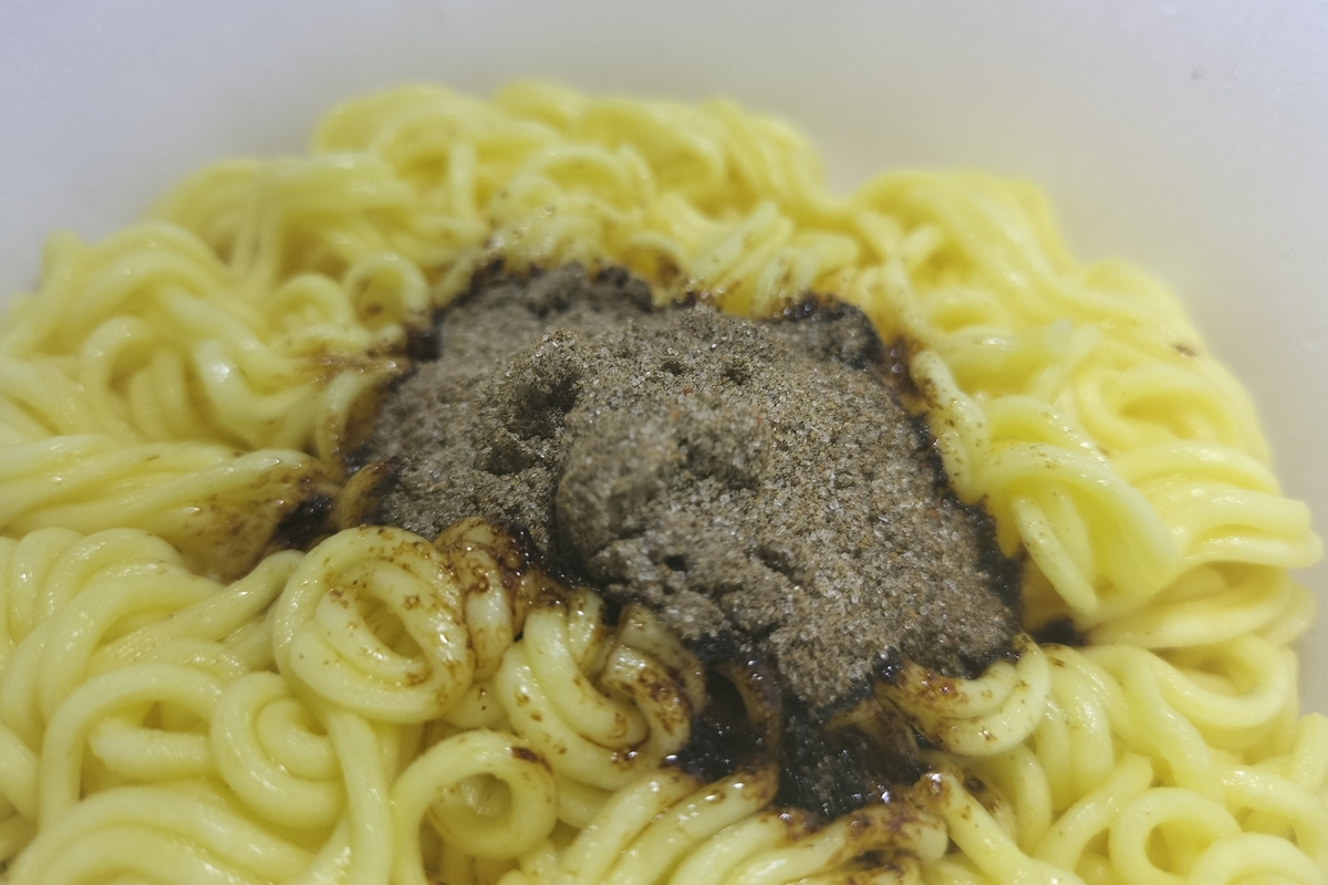 麺のスナオシのカップやきそばの粉末ソースがうつる写真