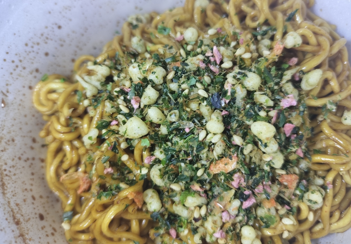 麺のスナオシのカップやきそばのかやく部分の写真