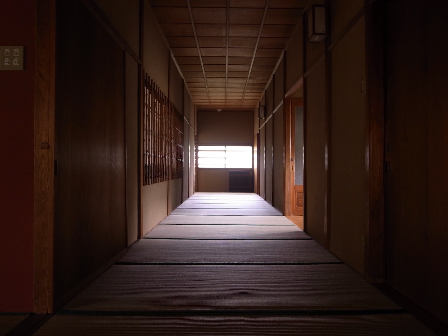 手前が暗くて奥が明るい - へもか